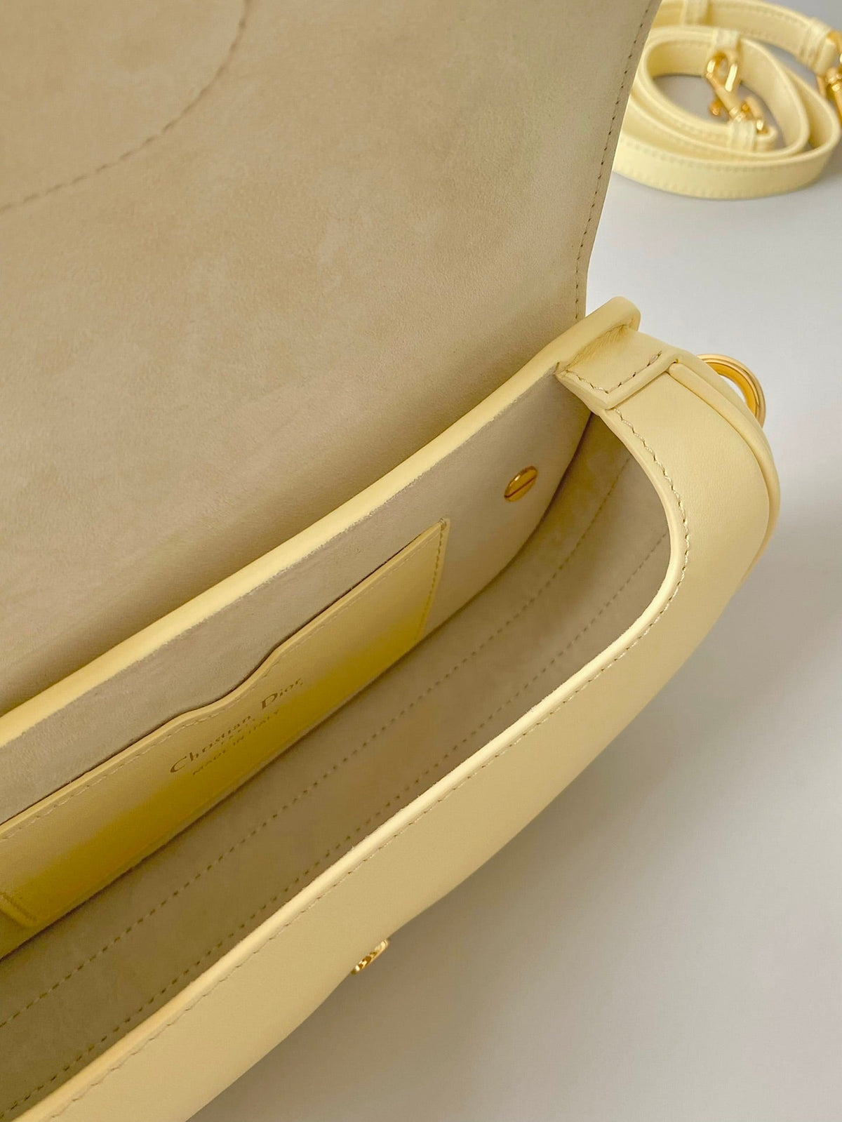 medium cd east west bobby 22cm cream calfskin ghw