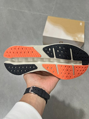 On Cloudsurfer Max Ivory / Salmon