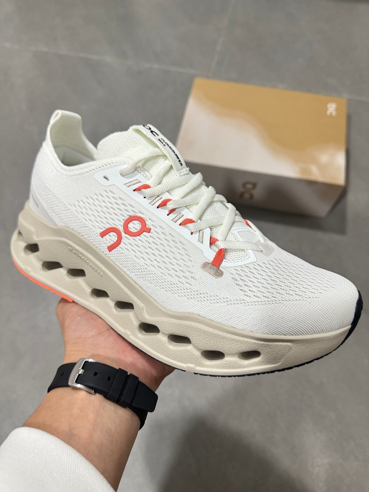 On Cloudsurfer Max Ivory / Salmon