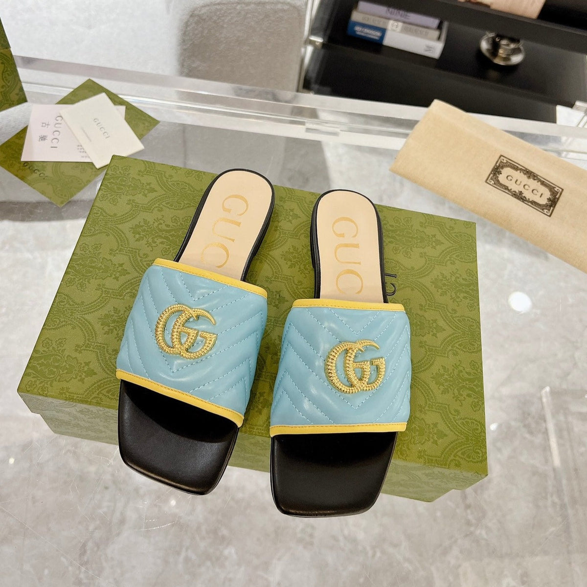 GG EXCLUSIVE SLIDE SANDAL SKY AND BLACK CALFSKIN