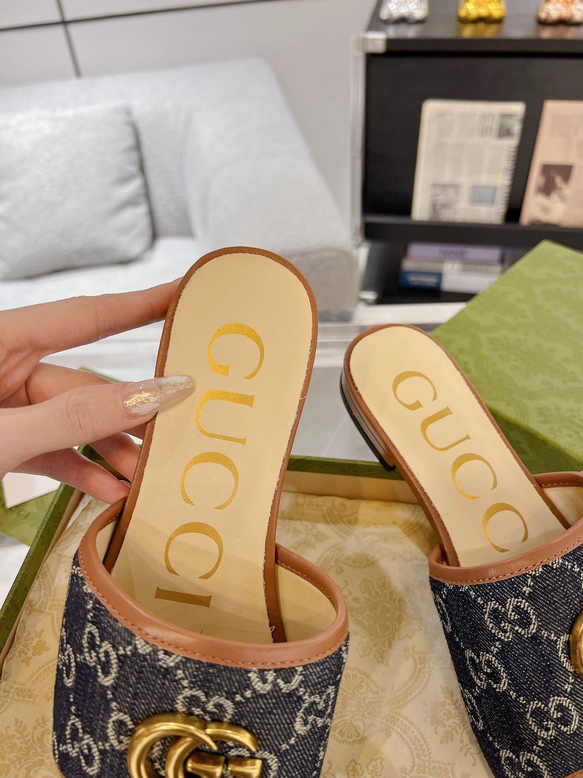 GG EXCLUSIVE SLIDE SANDAL CARAMEL AND BLACK FABRIC