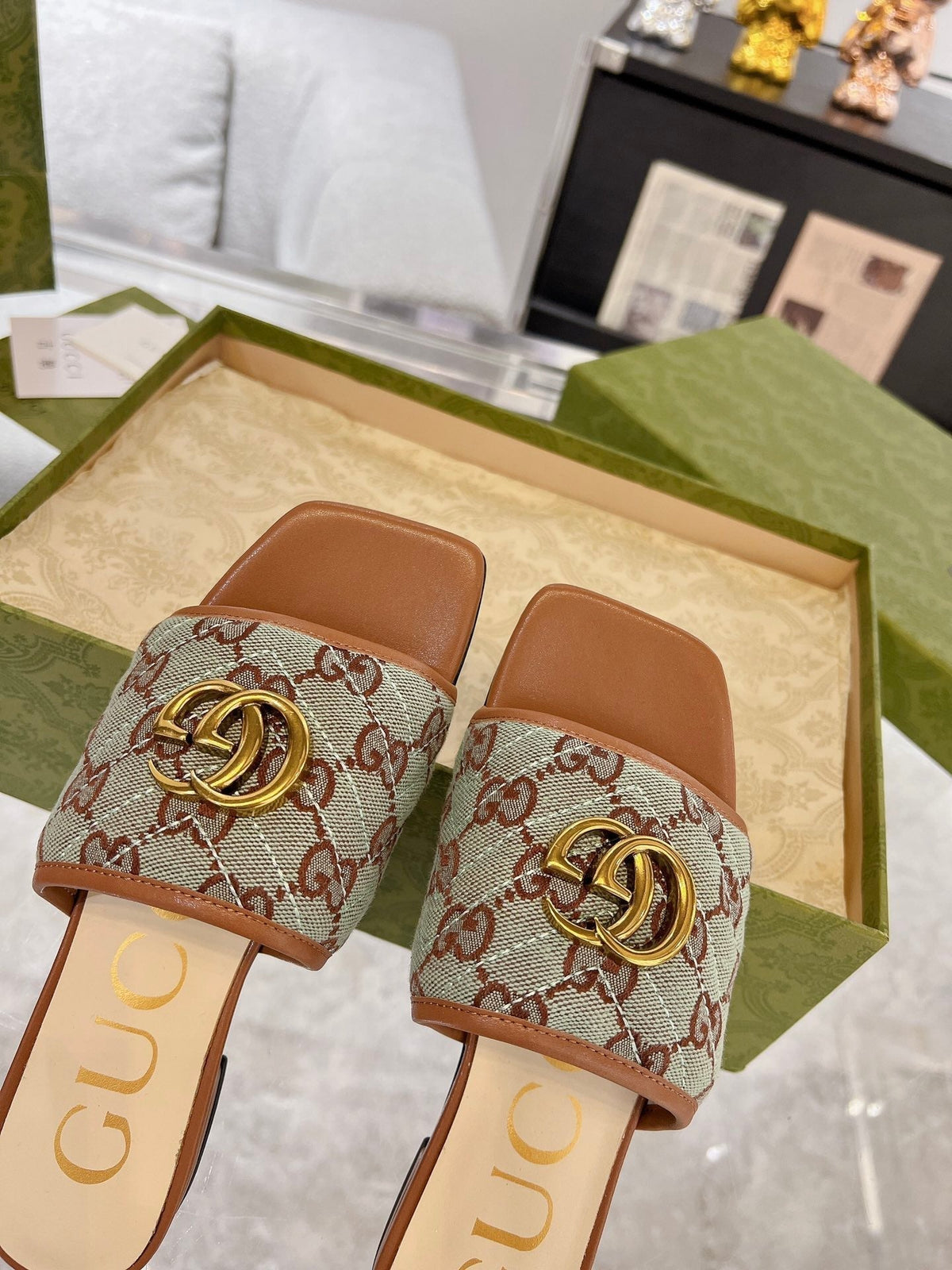 GG EXCLUSIVE SLIDE SANDAL CARAMEL AND GRAY FABRIC