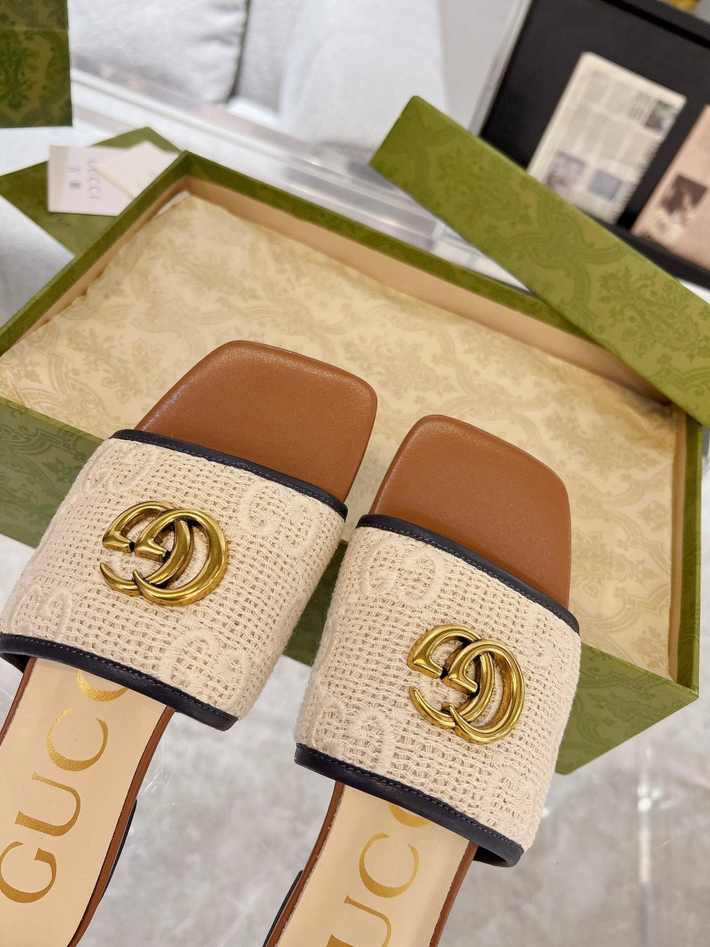 GG EXCLUSIVE SLIDE SANDAL CARAMEL AND CREAM SEDGE