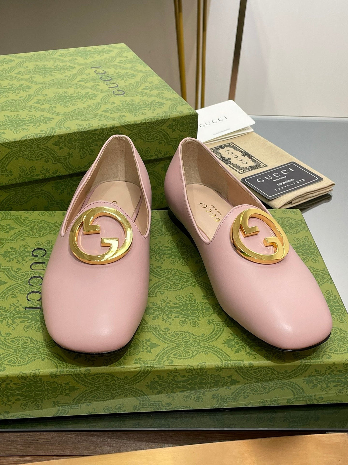 BLONDIE LOGO-PLAQUE LOAFERS IN LIGHT PINK CALFSKIN