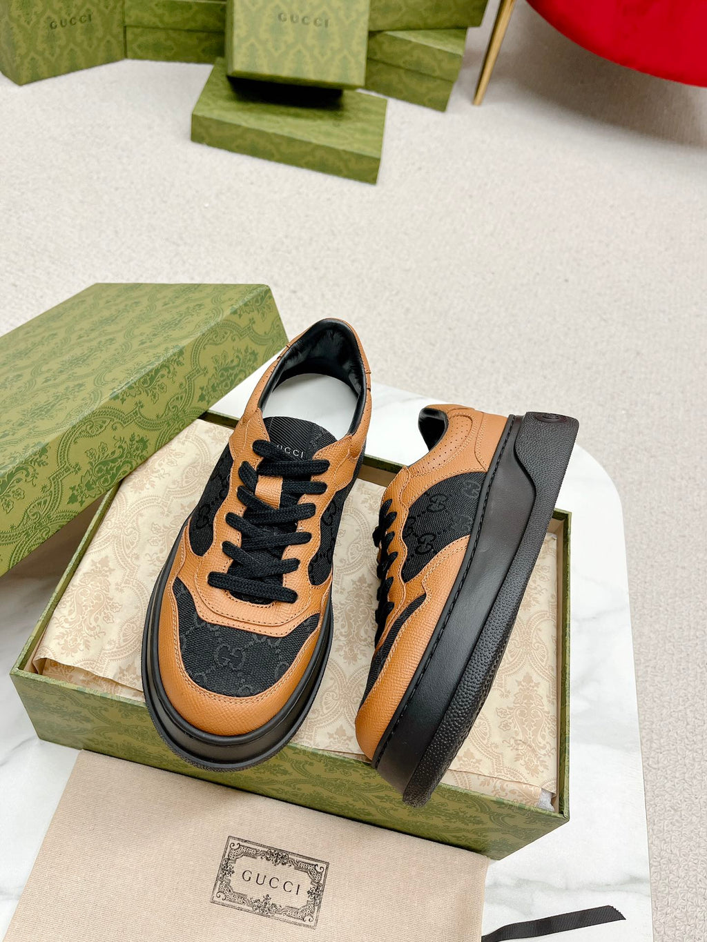 GG TRAINER BLACK AND TAWNY CALFSKIN