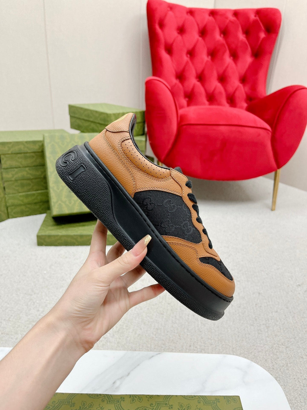 GG TRAINER BLACK AND TAWNY CALFSKIN