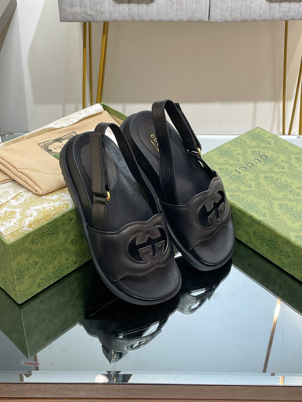 GG INTERLOCKING G CUT OUT SANDAL BLACK LAMBSKIN