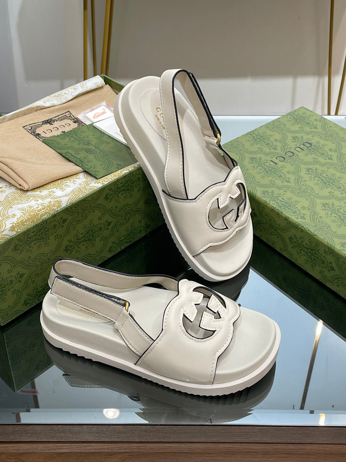 GG INTERLOCKING G CUT OUT SANDAL WHITE LAMBSKIN