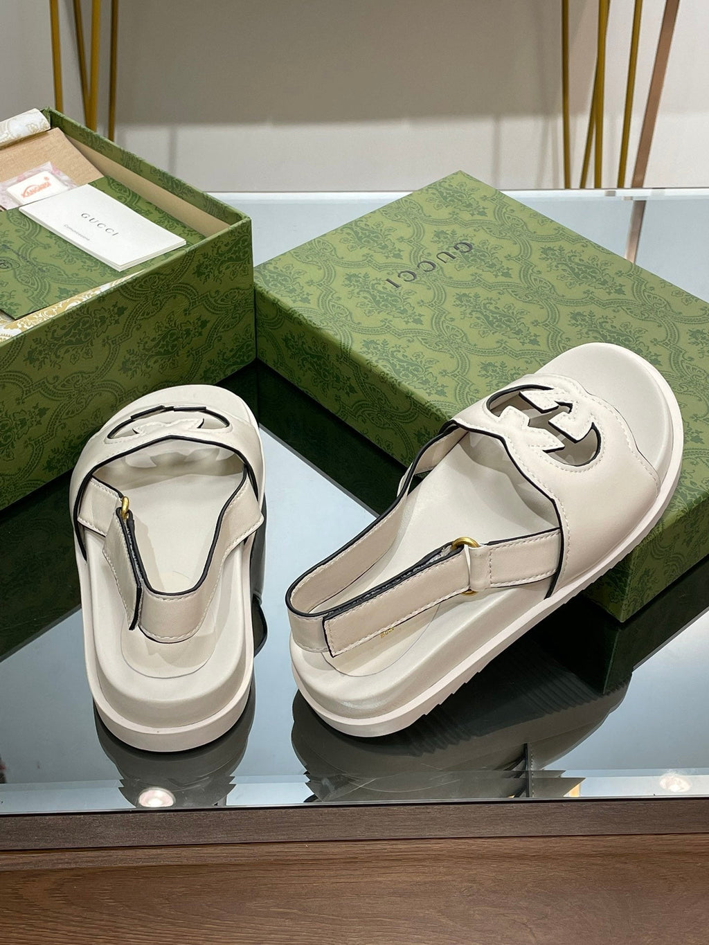 GG INTERLOCKING G CUT OUT SANDAL WHITE LAMBSKIN