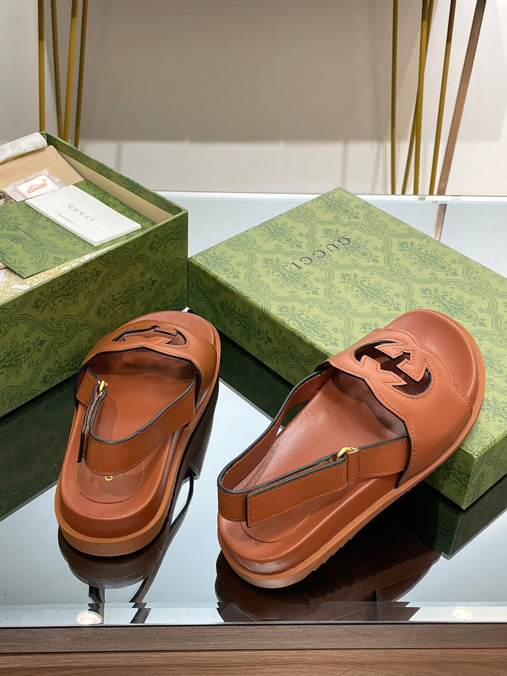 GG INTERLOCKING G CUT OUT SANDAL CARAMEL LAMBSKIN