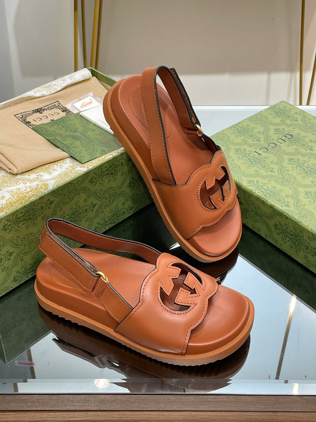 GG INTERLOCKING G CUT OUT SANDAL CARAMEL LAMBSKIN