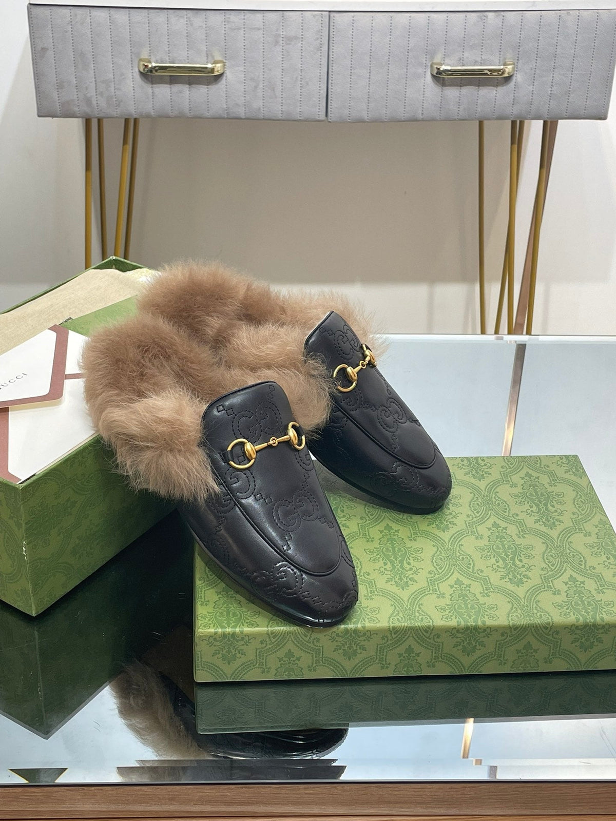 HORSEBIT MULE IN BLACK EMBOSSED CALFSKIN AND LAMB WOOL LINING
