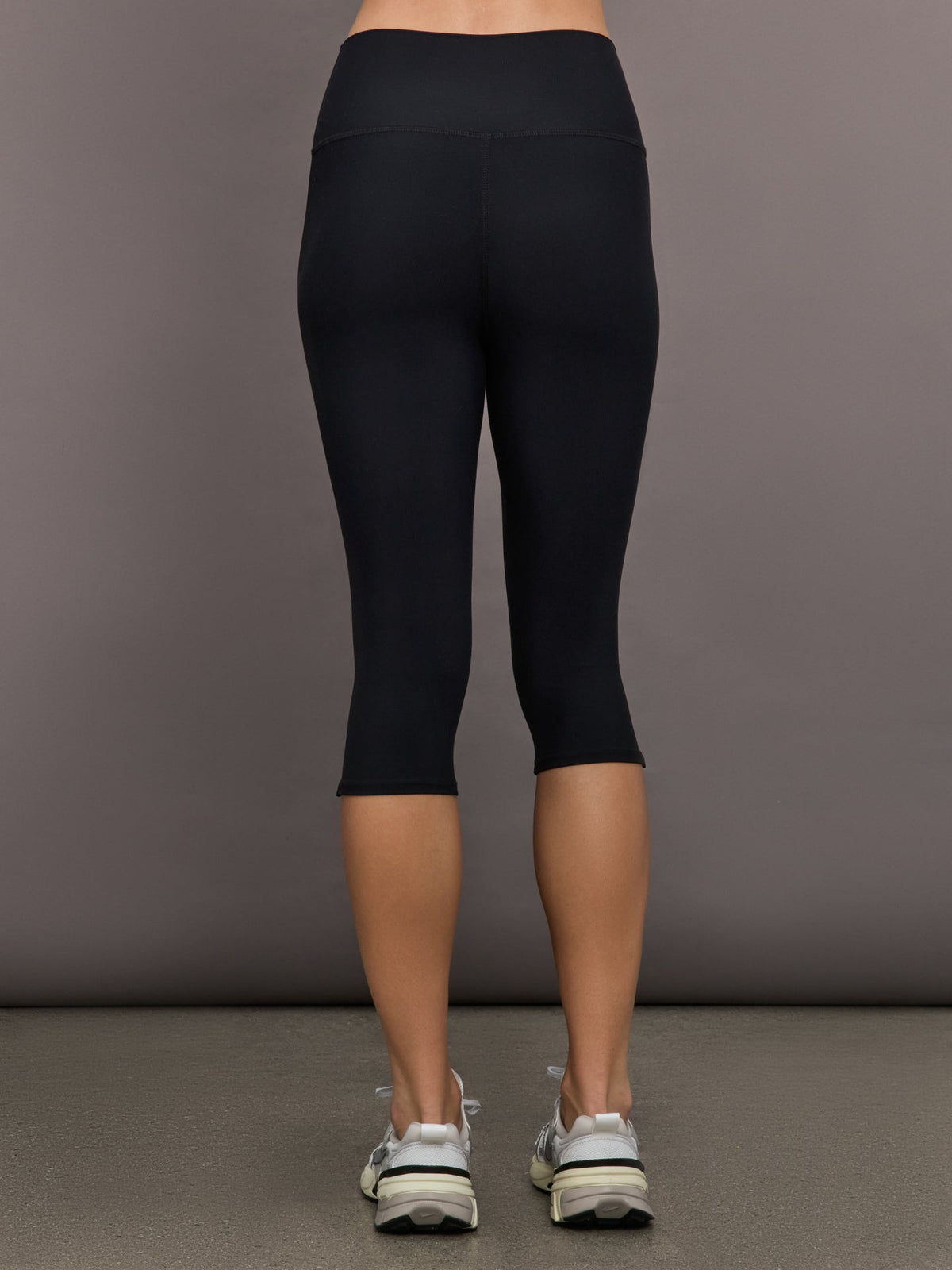 High Rise Capri Legging in Melt - Black