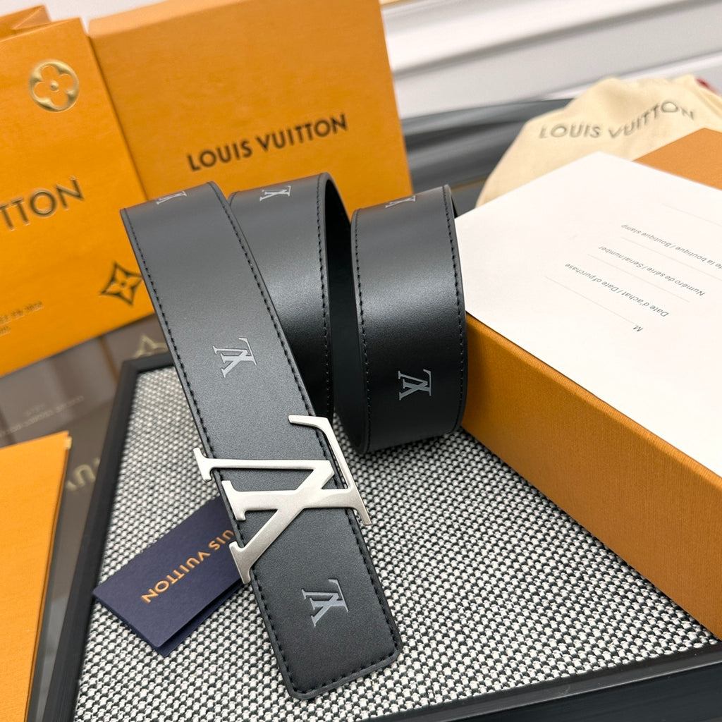 Louis Vuitton LV Initiales Blason 40MM Reversible Belt