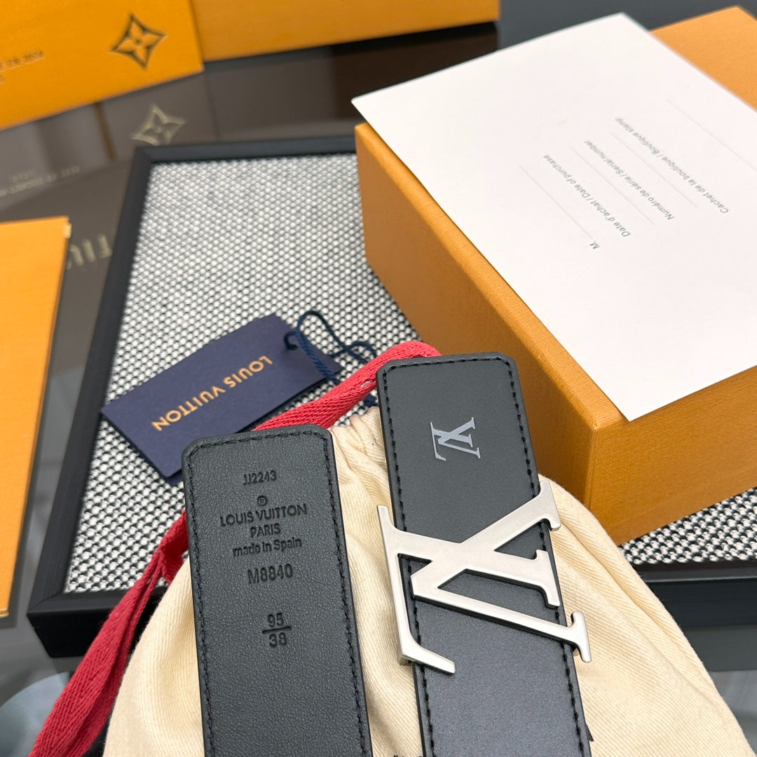 Louis Vuitton LV Initiales Blason 40MM Reversible Belt