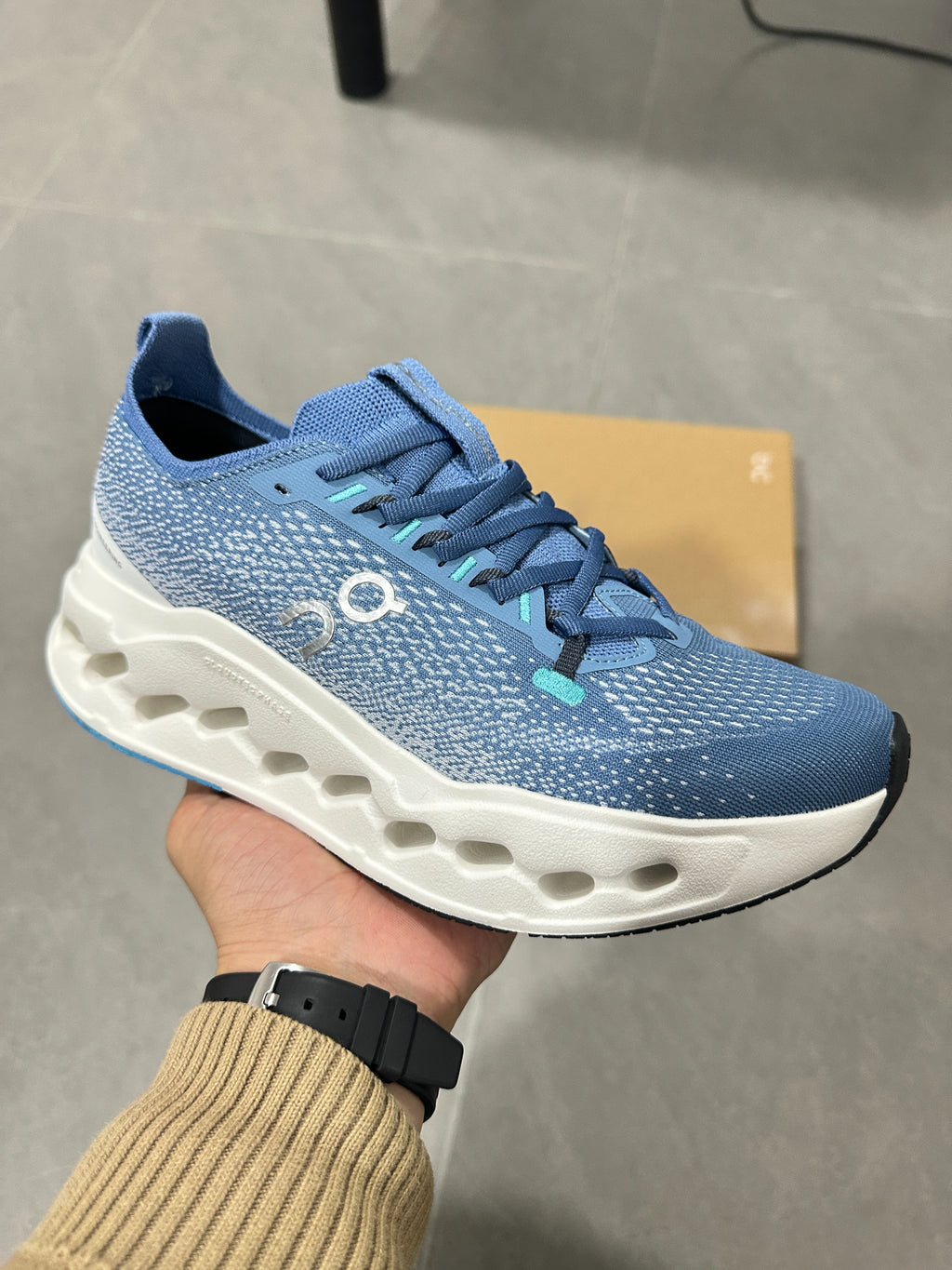 On Cloudsurfer Max Dust / Ivory