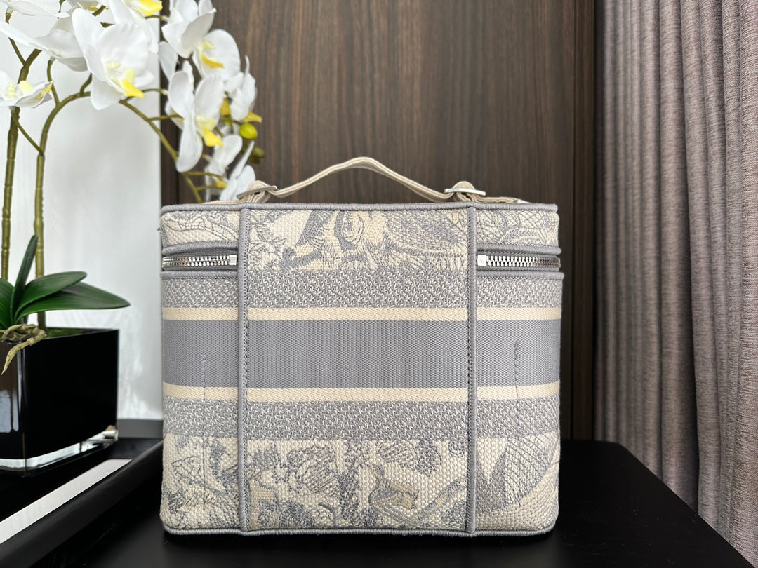 diortravel vanity 25 grey embroidery