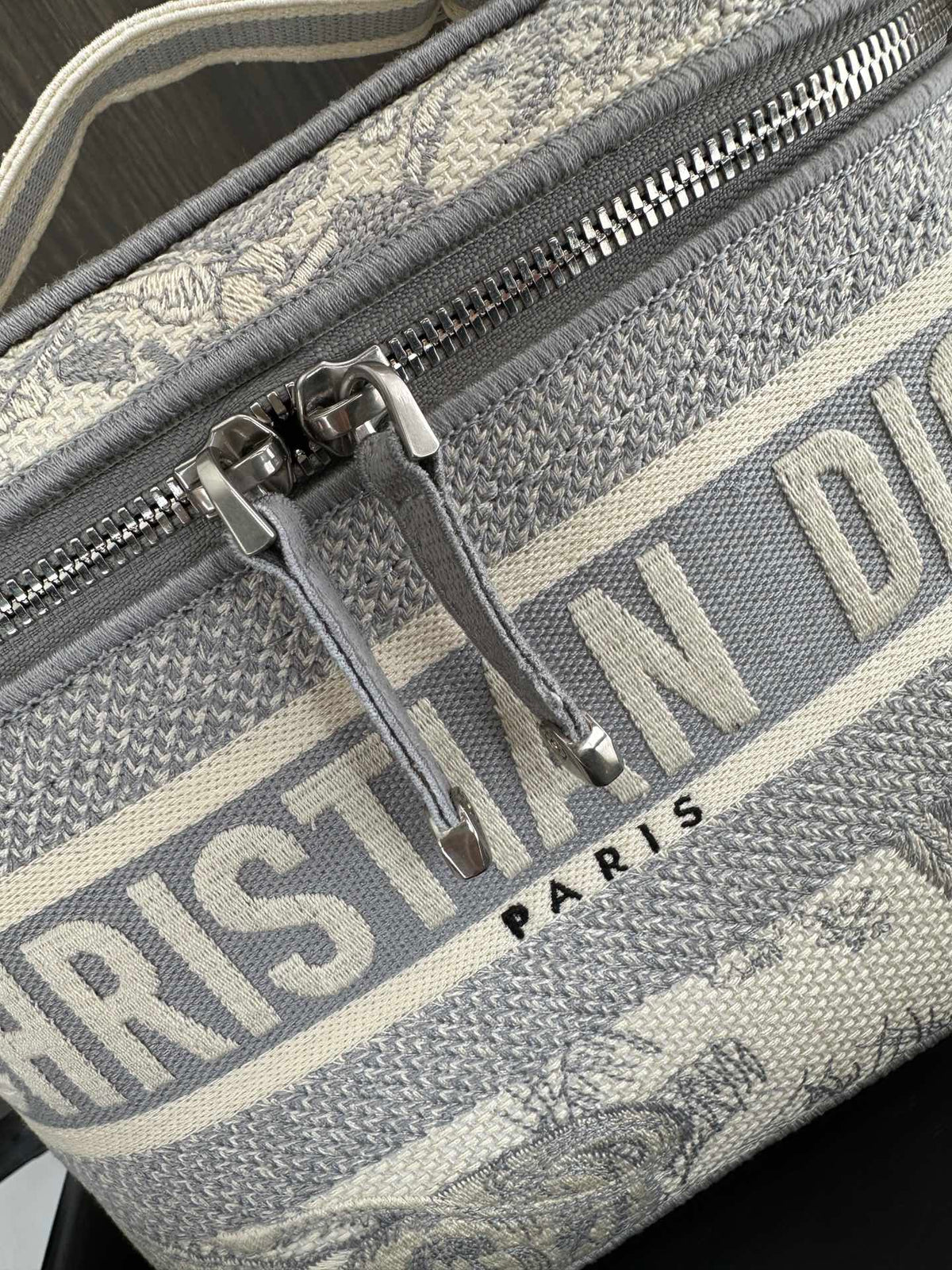 diortravel vanity 25 grey embroidery