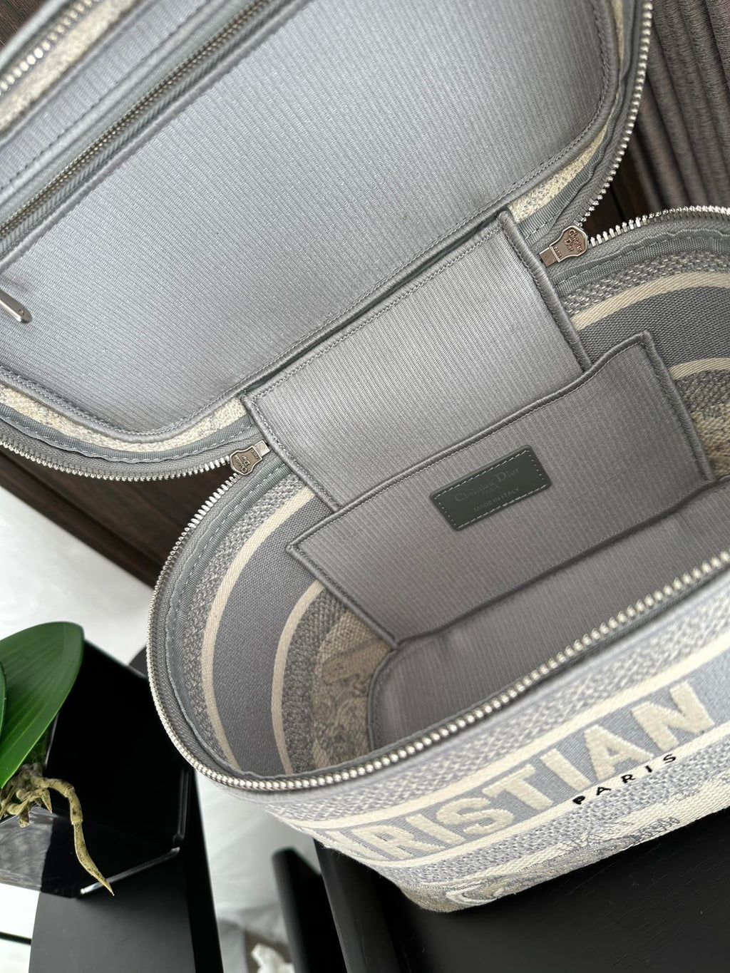 diortravel vanity 25 grey embroidery