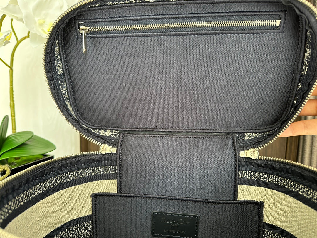 diortravel vanity 25 black embroidery