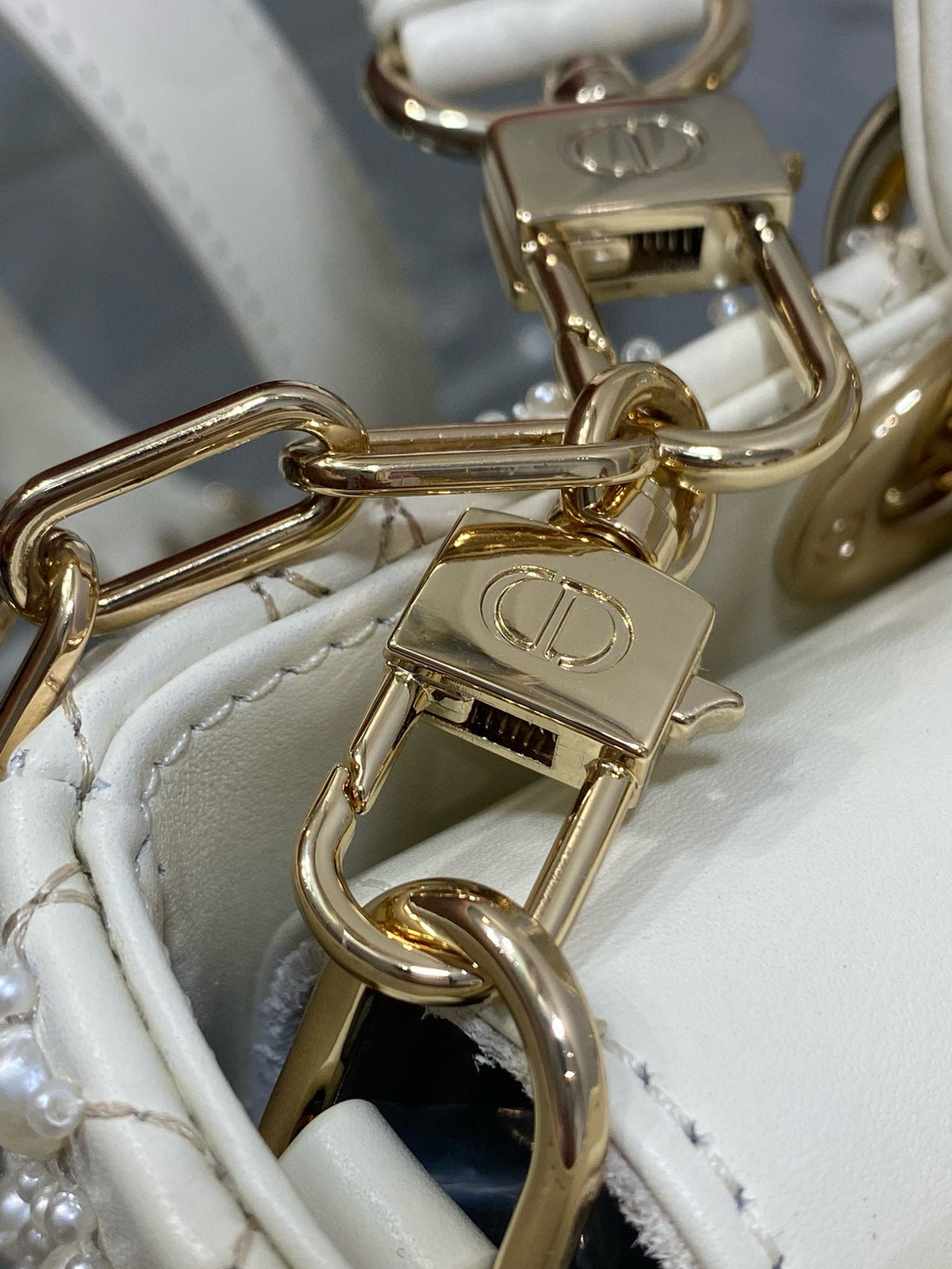 MEDIUM LADY D-JOY 26 WHITE LATTE CALFSKIN PEARL
