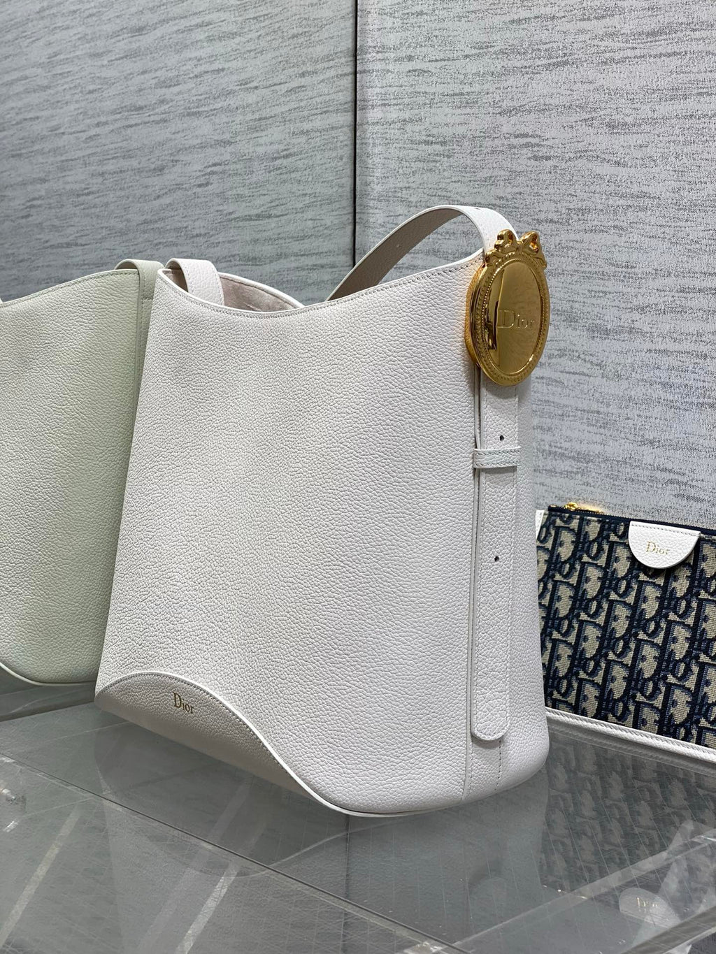 CD Médaillon Bucket Bag 26.5cm White in Cowhide 155528