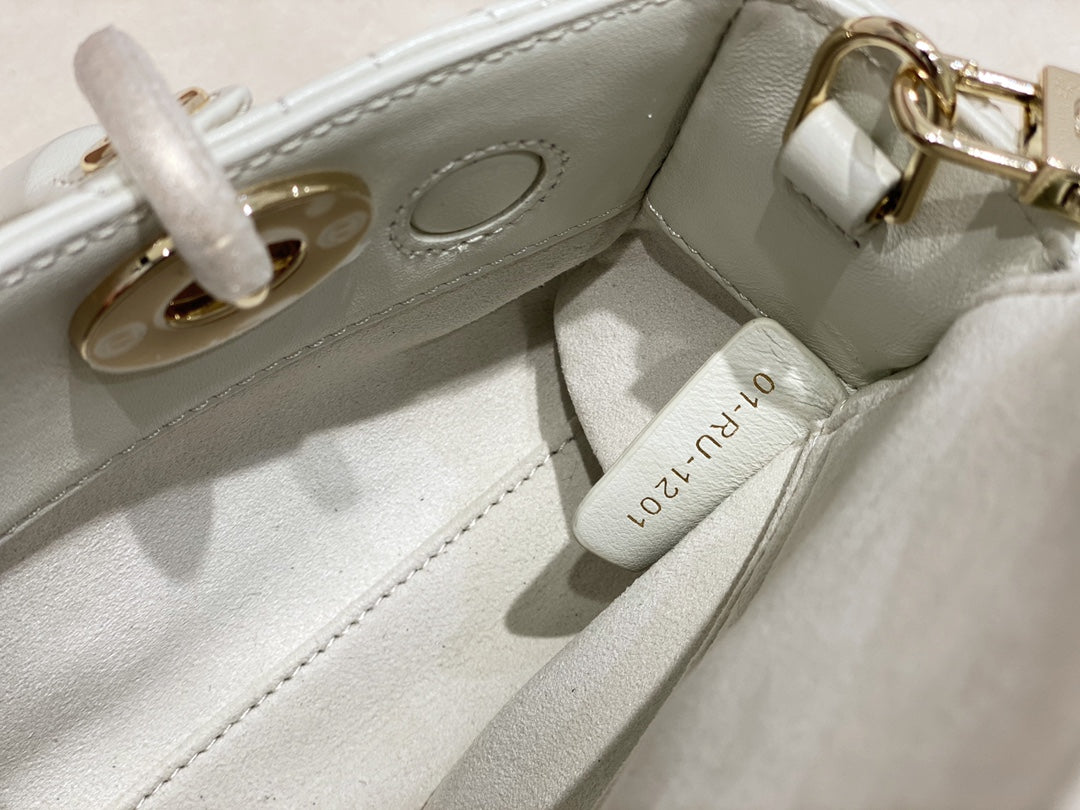 SMALL LADY D-JOY 22 WHITE SHEEPSKIN