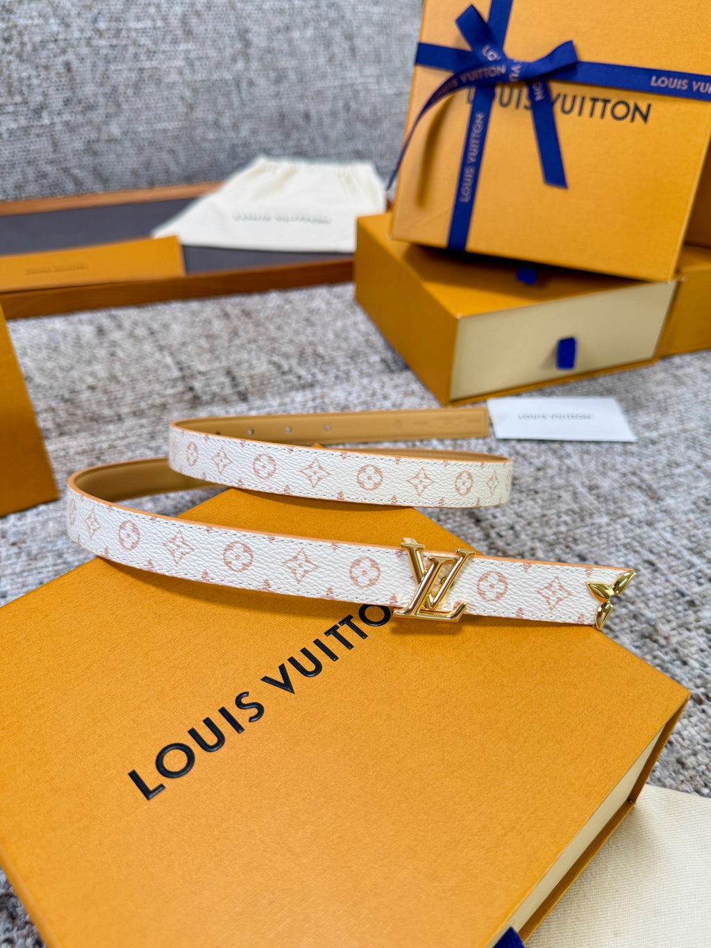 Louis Vuitton Pretty LV 20mm Reversible Belt Monogram Dune