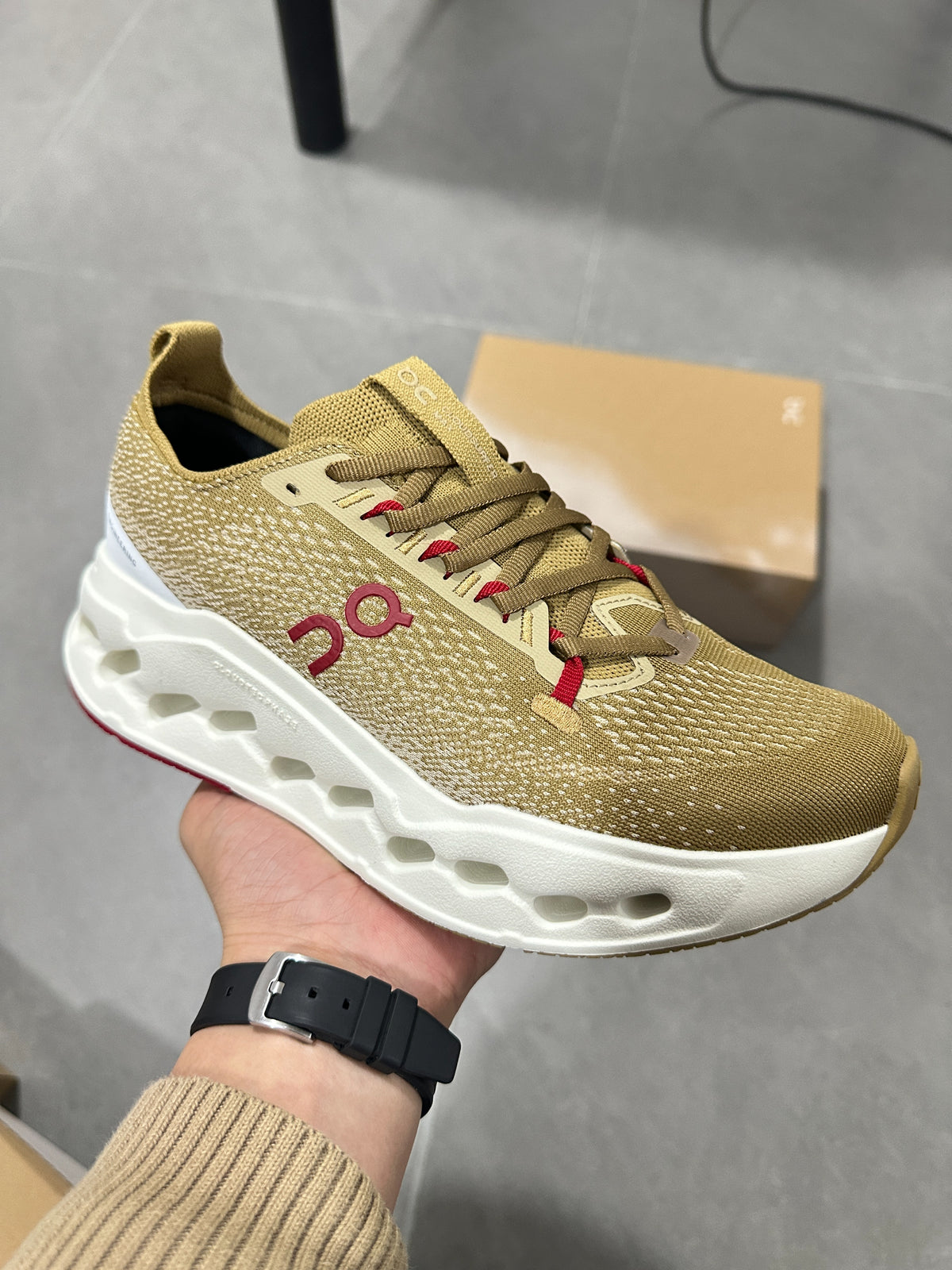 On Cloudsurfer Max Chai / Ivory