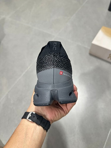On Cloudsurfer Max Black / Eclipse