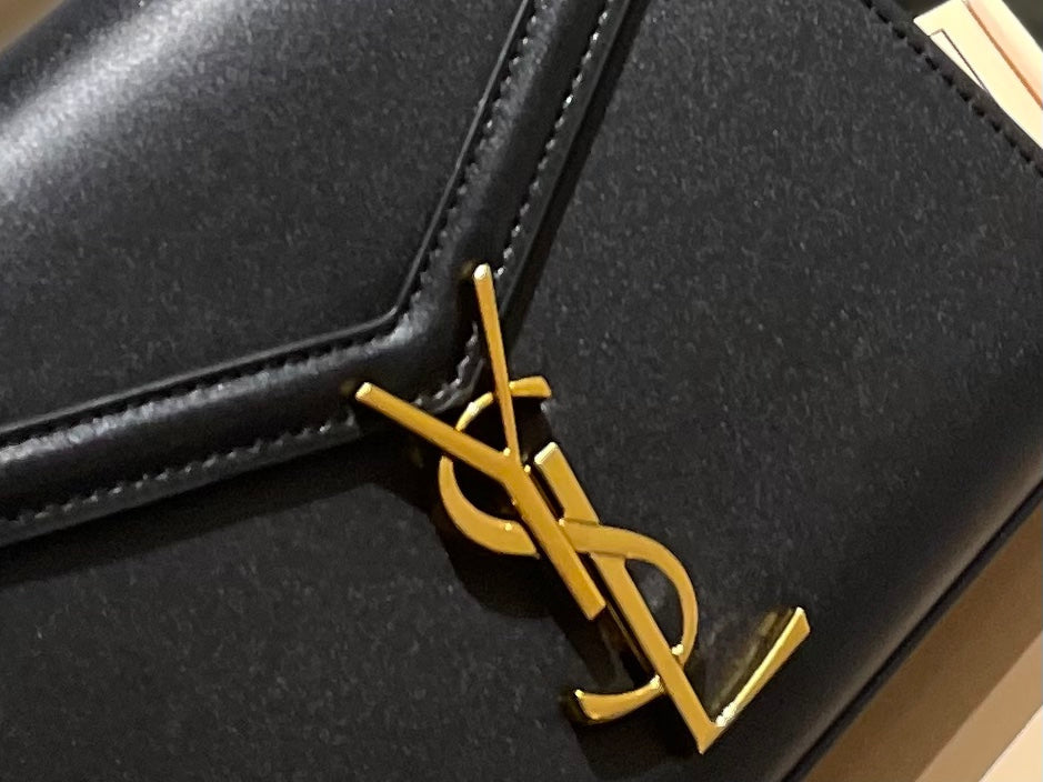Y Cassandra Monogram Clasp Bag size 21*18 cm