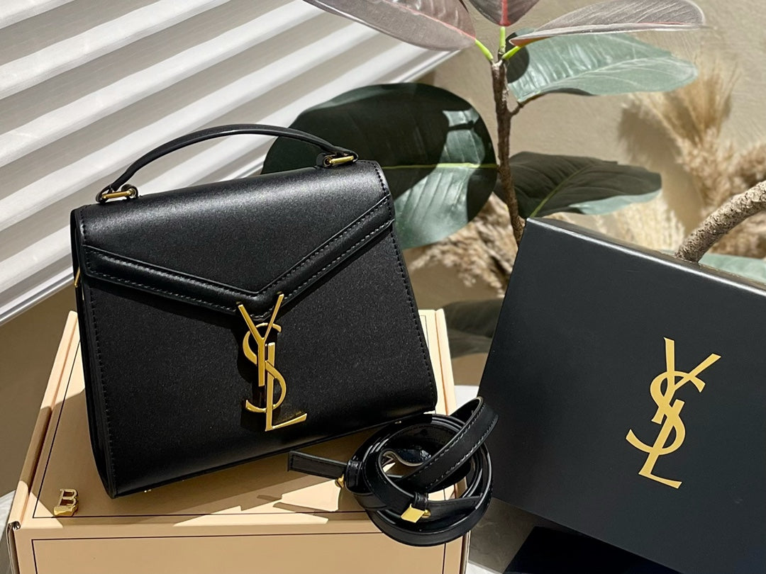 Y Cassandra Monogram Clasp Bag size 21*18 cm