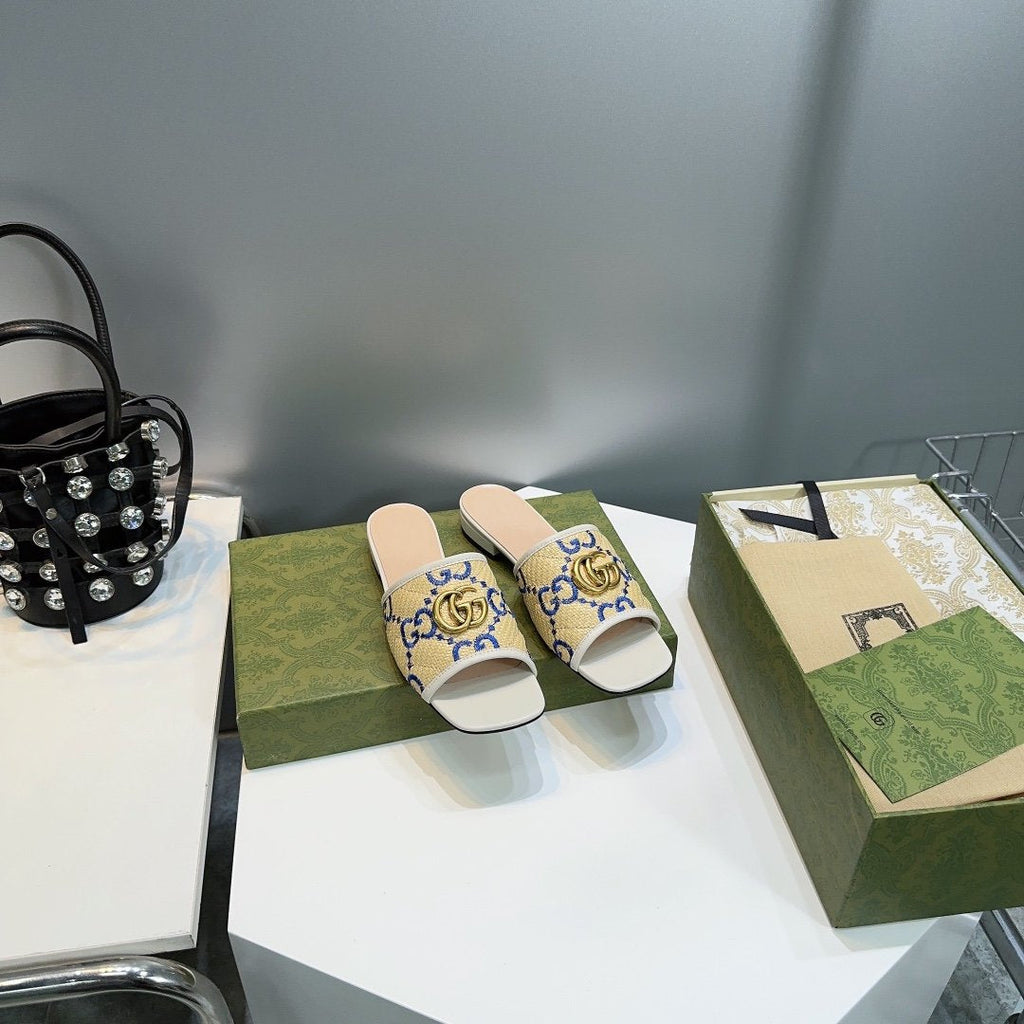 GG MATELASSÉ CANVAS SLIDES GREEN LOGO