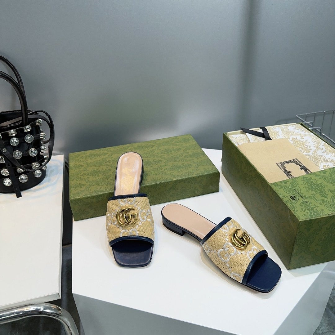 GG MATELASSÉ CANVAS SLIDES WHITE LOGO