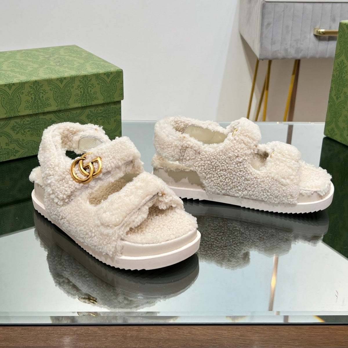 DAD SANDALS IN WHITE FLEECE