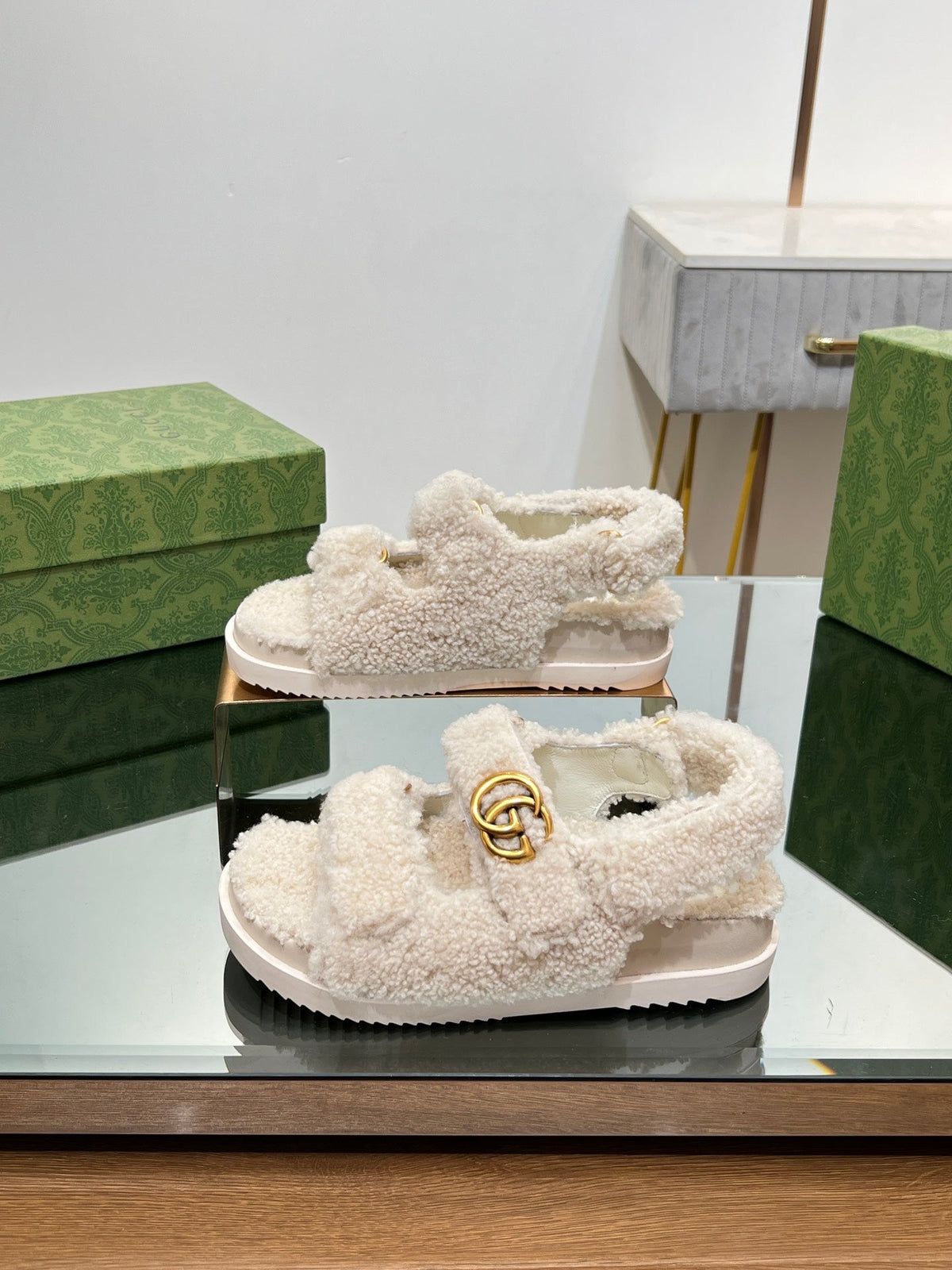 DAD SANDALS IN WHITE FLEECE
