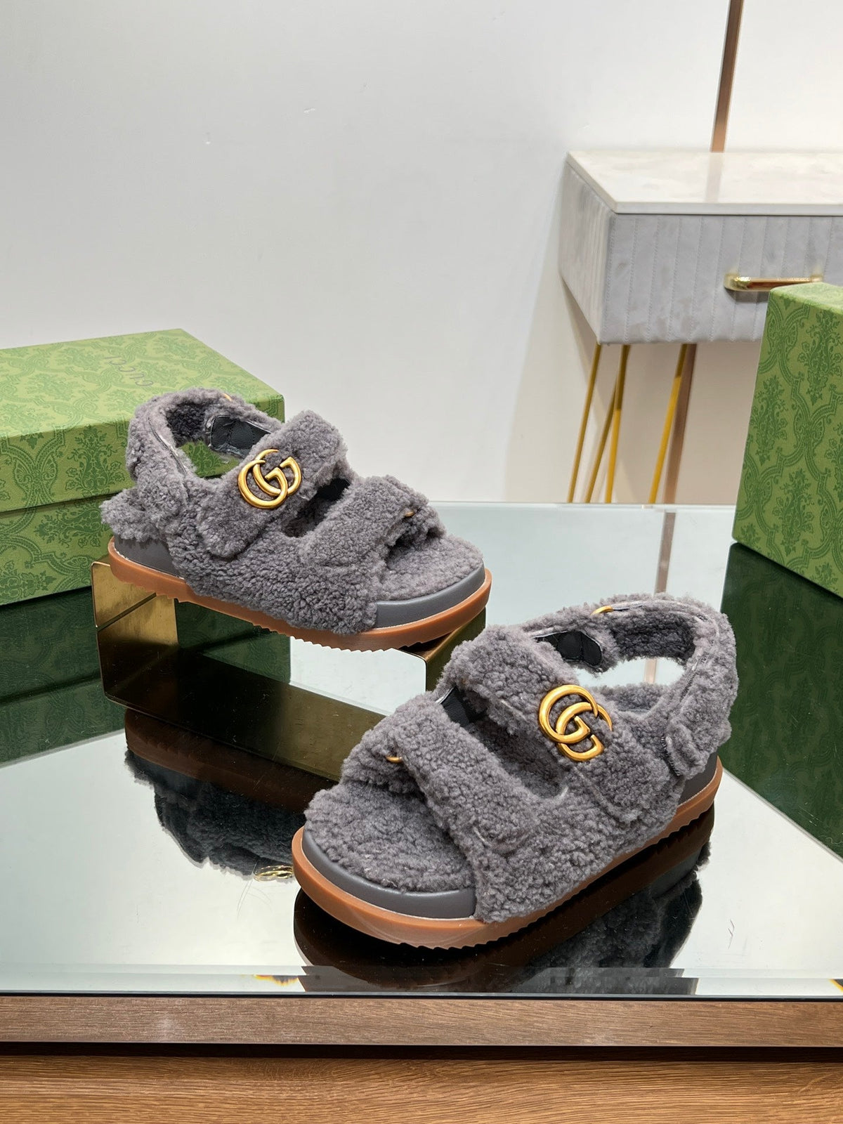 DAD SANDALS IN DARK GRAY FLEECE