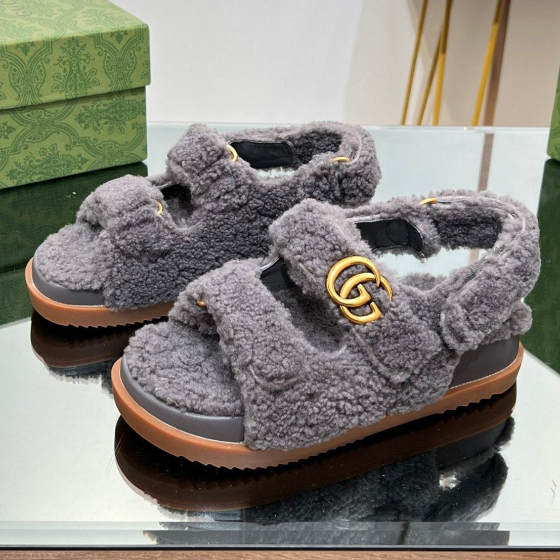 DAD SANDALS IN DARK GRAY FLEECE