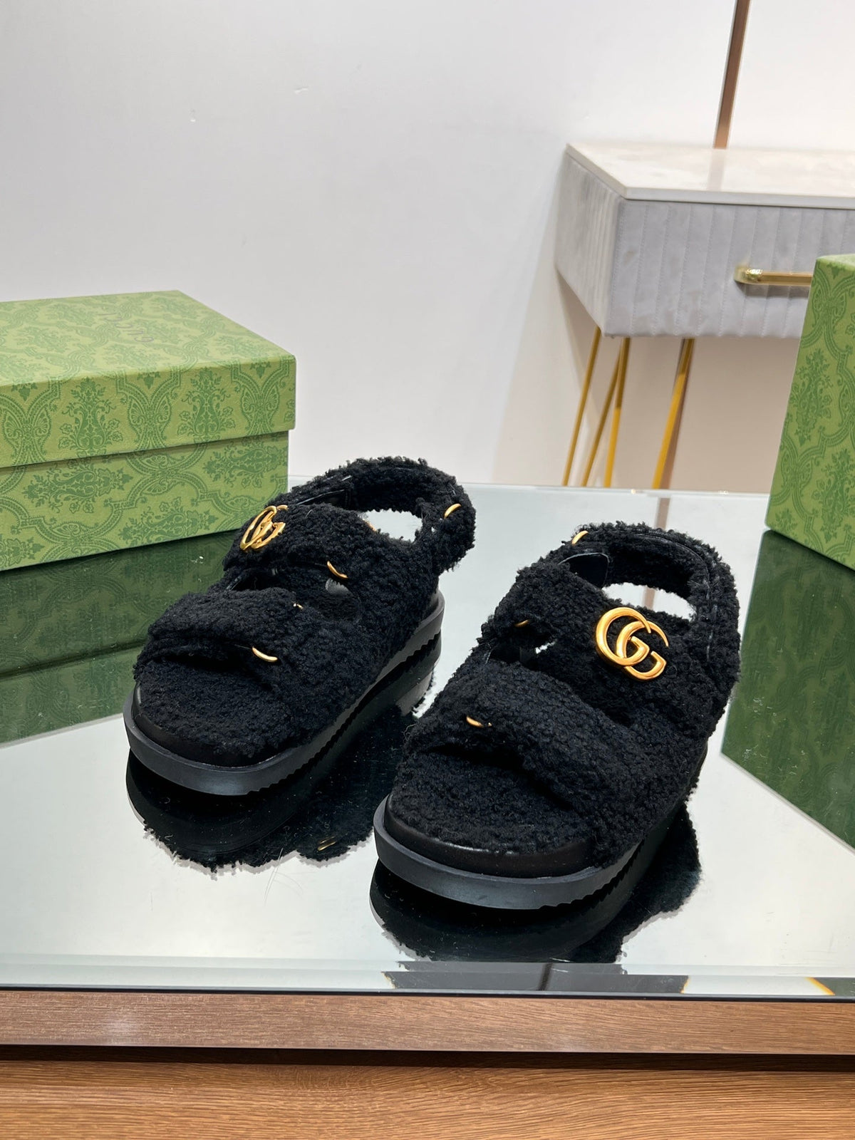 DAD SANDALS IN BLACK FLEECE