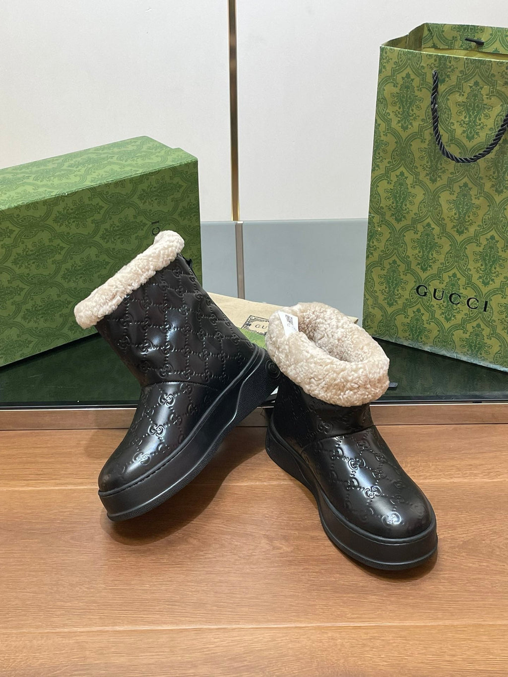 GG SNOW BOOTS IN BLACK EMBOSSED DEERSKIN AND BEIGE WOOL LINING