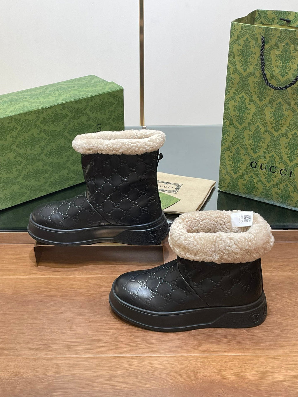 GG SNOW BOOTS IN BLACK EMBOSSED DEERSKIN AND BEIGE WOOL LINING