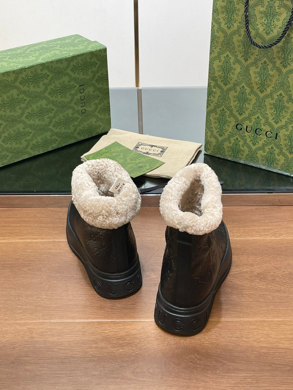 GG SNOW BOOTS IN BLACK EMBOSSED DEERSKIN AND BEIGE WOOL LINING