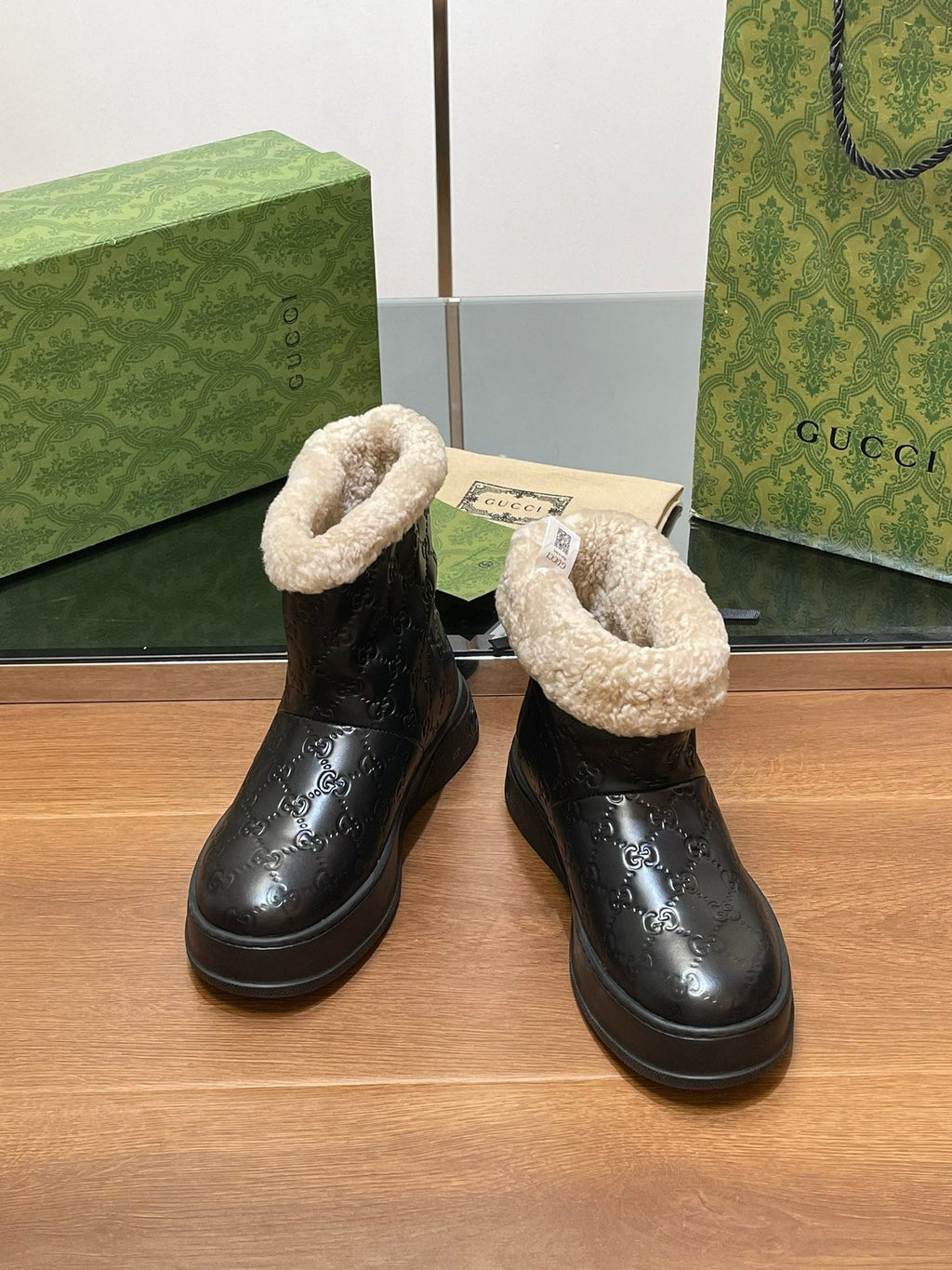 GG SNOW BOOTS IN BLACK EMBOSSED DEERSKIN AND BEIGE WOOL LINING