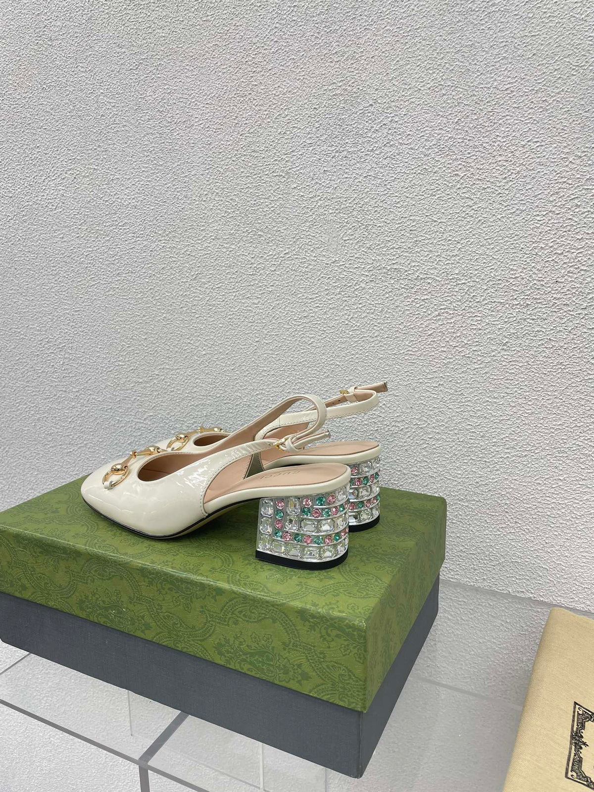 GG WOMEN'S HORSEBIT SLINGBACK IN WHITE CALFSKIN WITH RHINSTONES