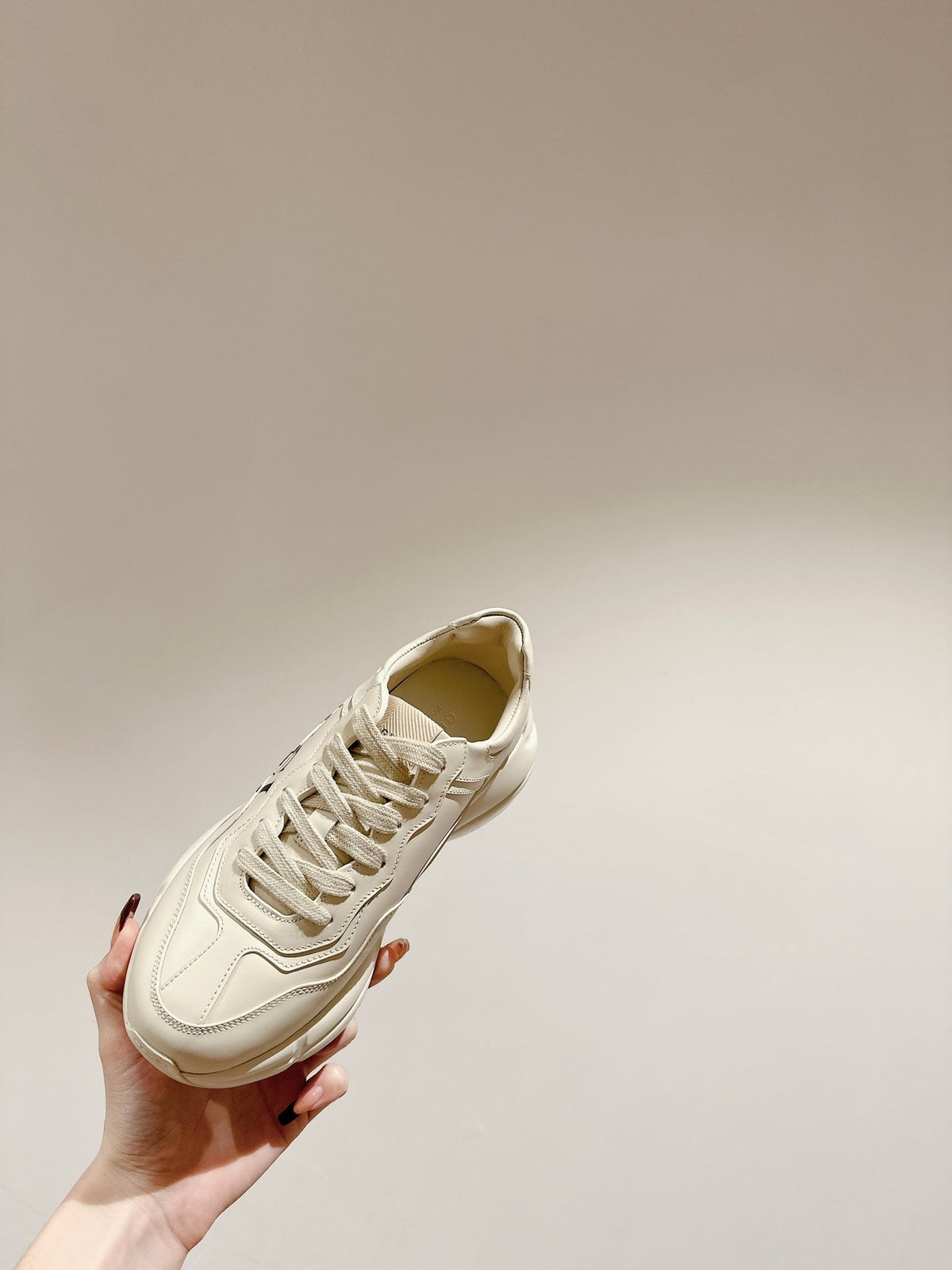 GG RHYTON TRAINER WHITE CALFSKIN WITH BEAR MOTIF