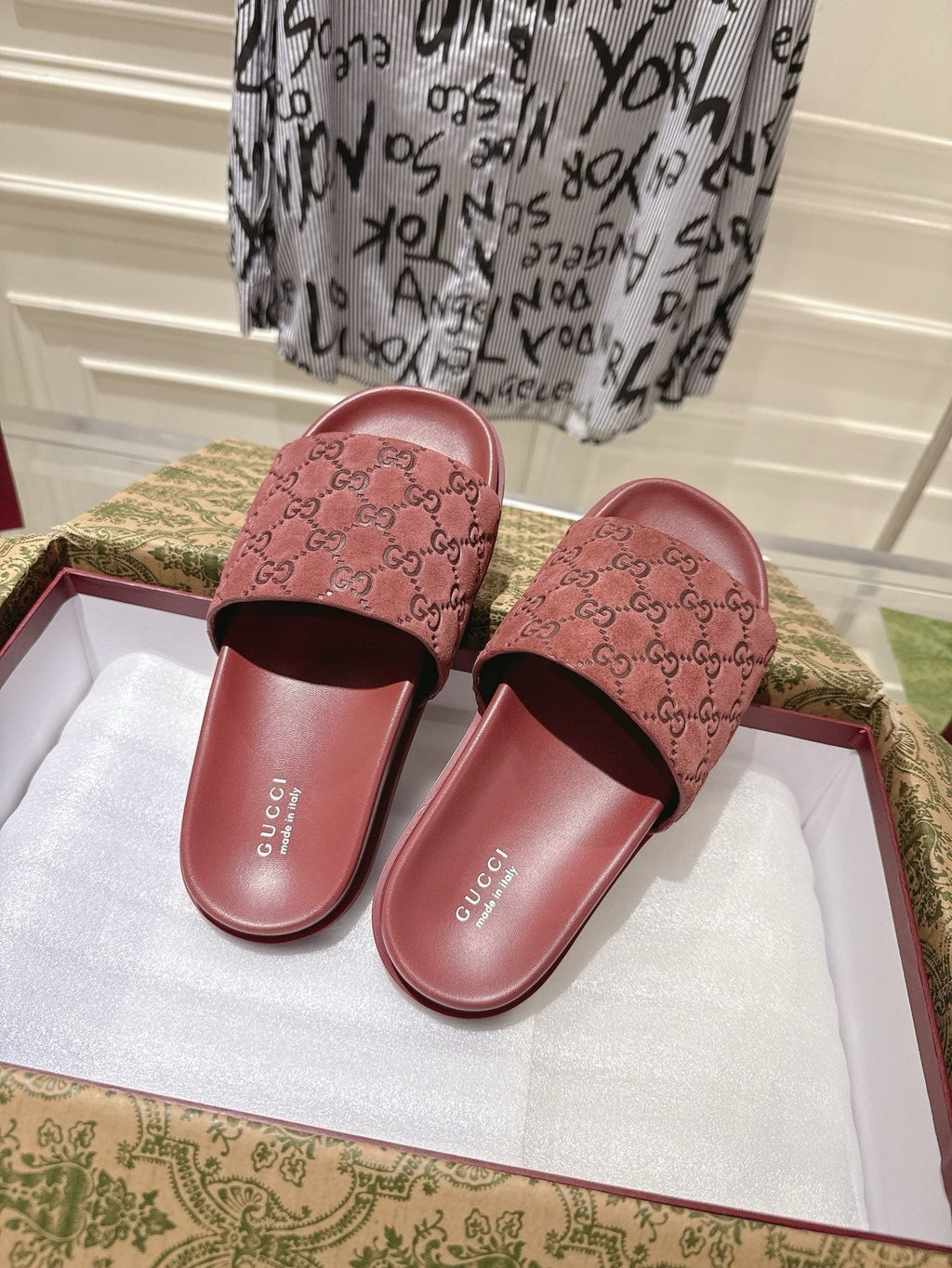 GG SLIDES IN RED SUEDE WITH EMBOSSED LOGO STYLE 3